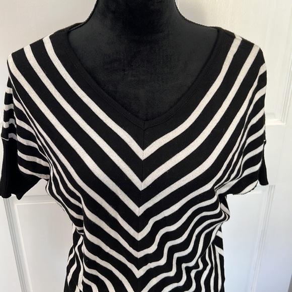 Questions by say what size small V-neck short sleeve sweater very slimming - Picture 2 of 4